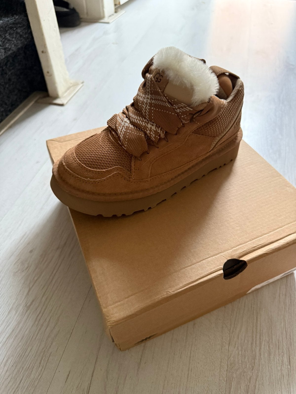 Nieuw in doos UGG lowmel, Kleding | Dames, Schoenen, Ophalen of Verzenden, Nieuw, Bruin, Pantoffels of Sloffen