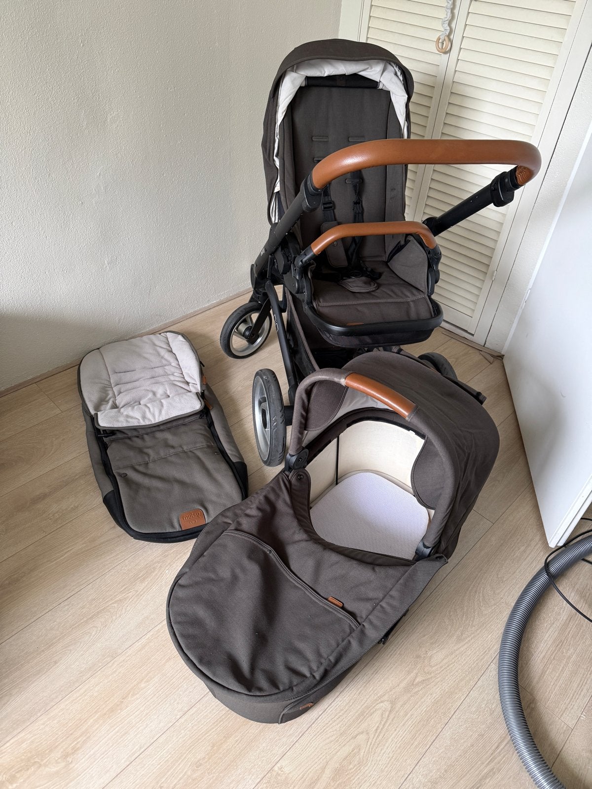 Mutsy Nio combiwagen groen met reiswieg en adapters, Kinderen en Baby's, Kinderwagens en Combinaties, Ophalen, Zo goed als nieuw