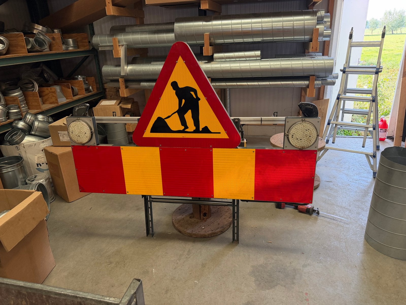 Verkeersbord 'Werk in uitvoering' met verlichting, Ophalen