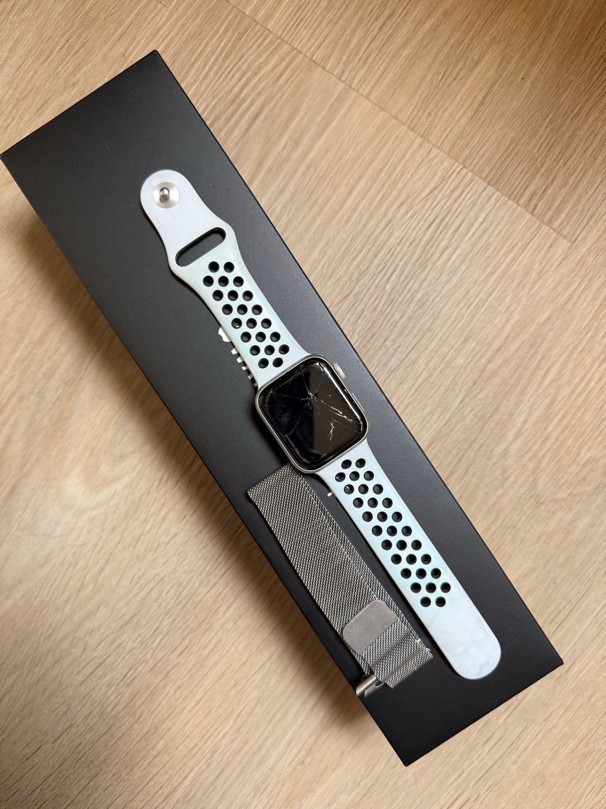 Apple Watch Series 4 Nike+ 40mm GPS - Beschadigd scherm, Sieraden, Tassen en Uiterlijk, Smartwatches, Verzenden, IOS, Waterdicht