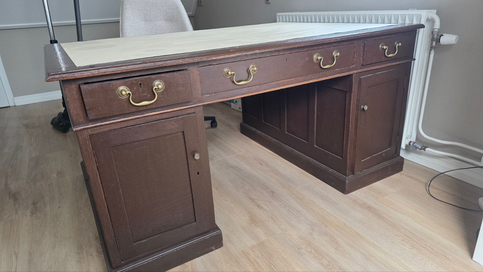 Antiek Bureau met Leren Inleg en Messing Beslag, Ophalen