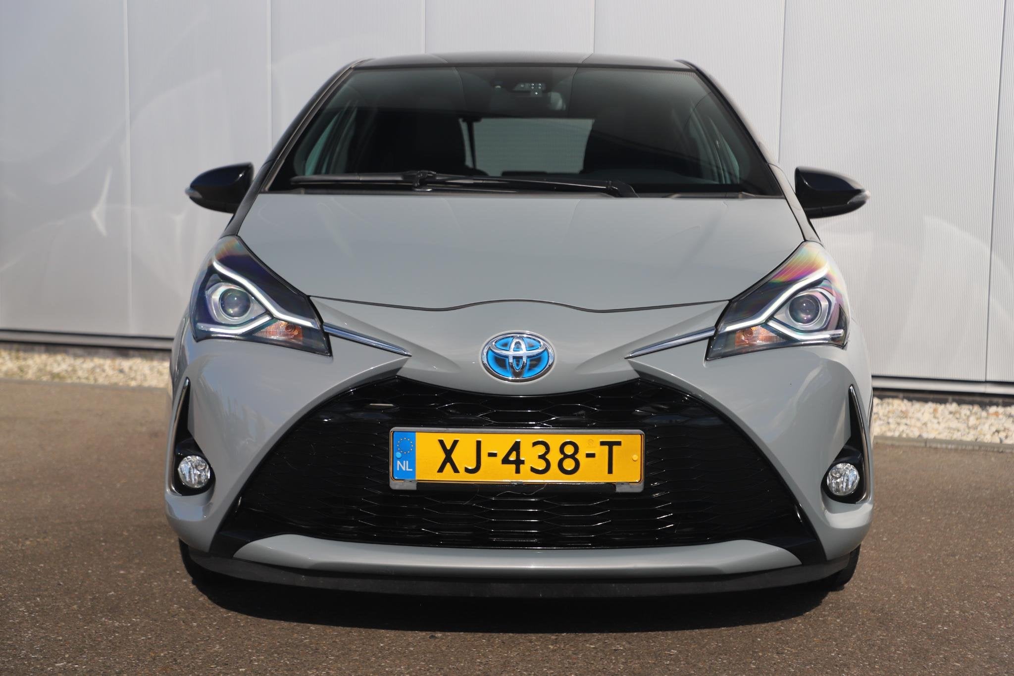 Toyota Yaris 1.5 Hybrid Bi-Tone Plus 101PK Automaat Panorama, Gebruikt, Euro 6, 4 cilinders, Met garantie (alle)