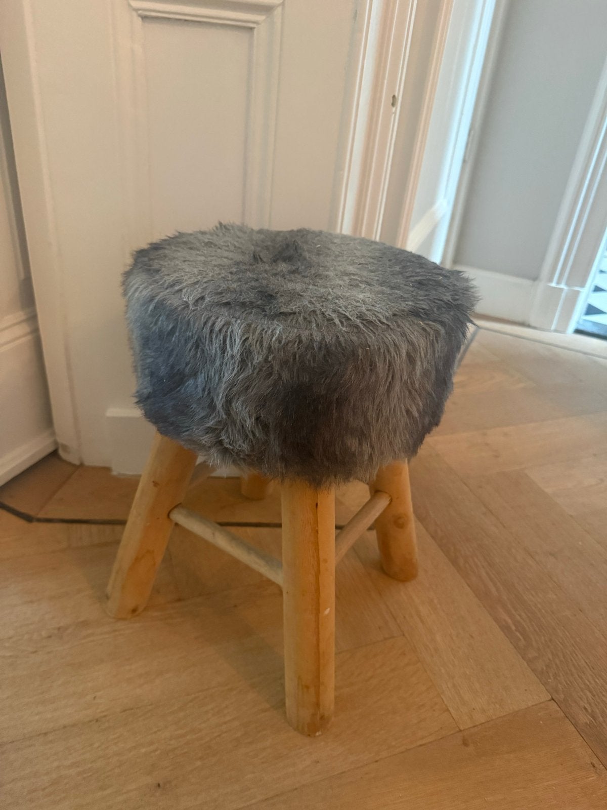 Krukje met grijze vacht en houten poten, Huis en Inrichting, Ophalen, Gebruikt, Hout