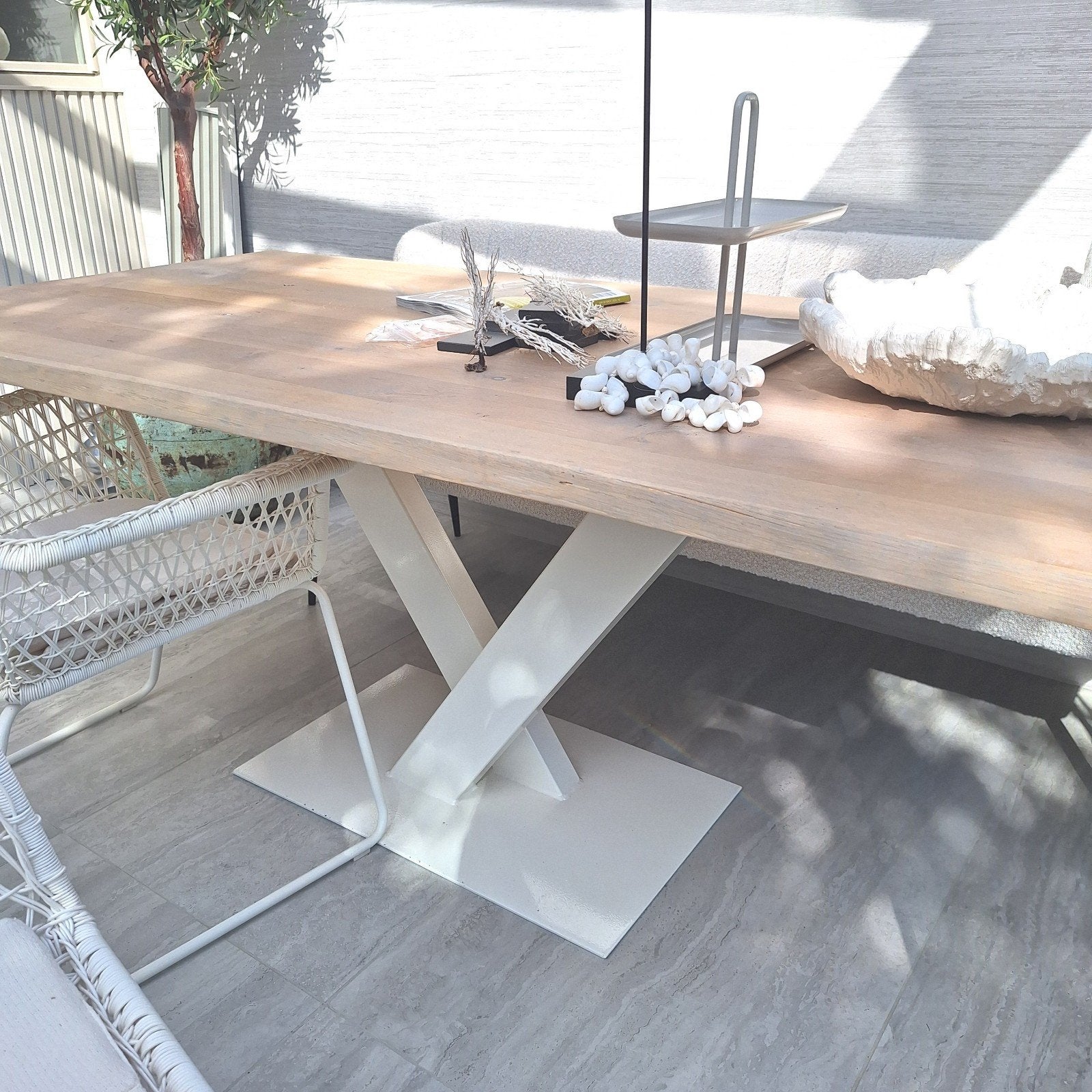 Licht eiken boomstam eettafel met metalen v-poot, Ophalen, Zo goed als nieuw, X, Rechthoekig