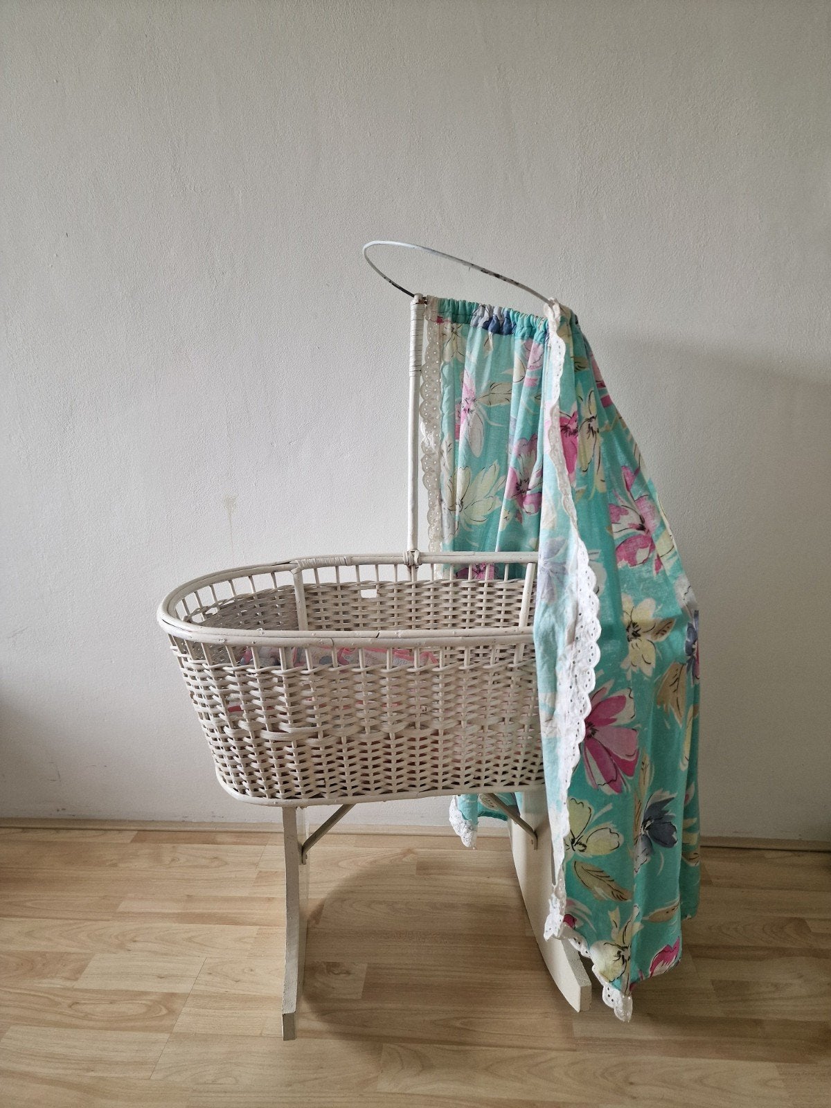 Vintage poppenwiegje met hemeltje, Ophalen of Verzenden, Gebruikt, Babypop