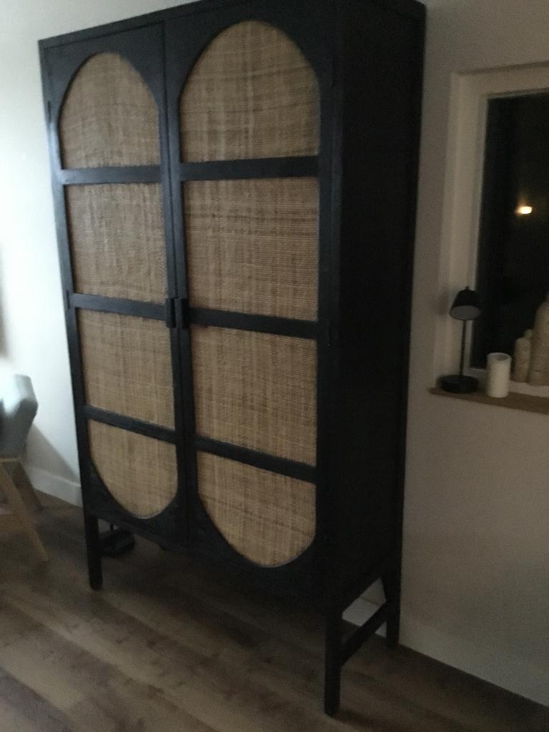 Mooie stijlvolle kast, passend bij elk interieur., Huis en Inrichting, Kasten | Buffetkasten, Ophalen, Met deur(en), 100 tot 150 cm