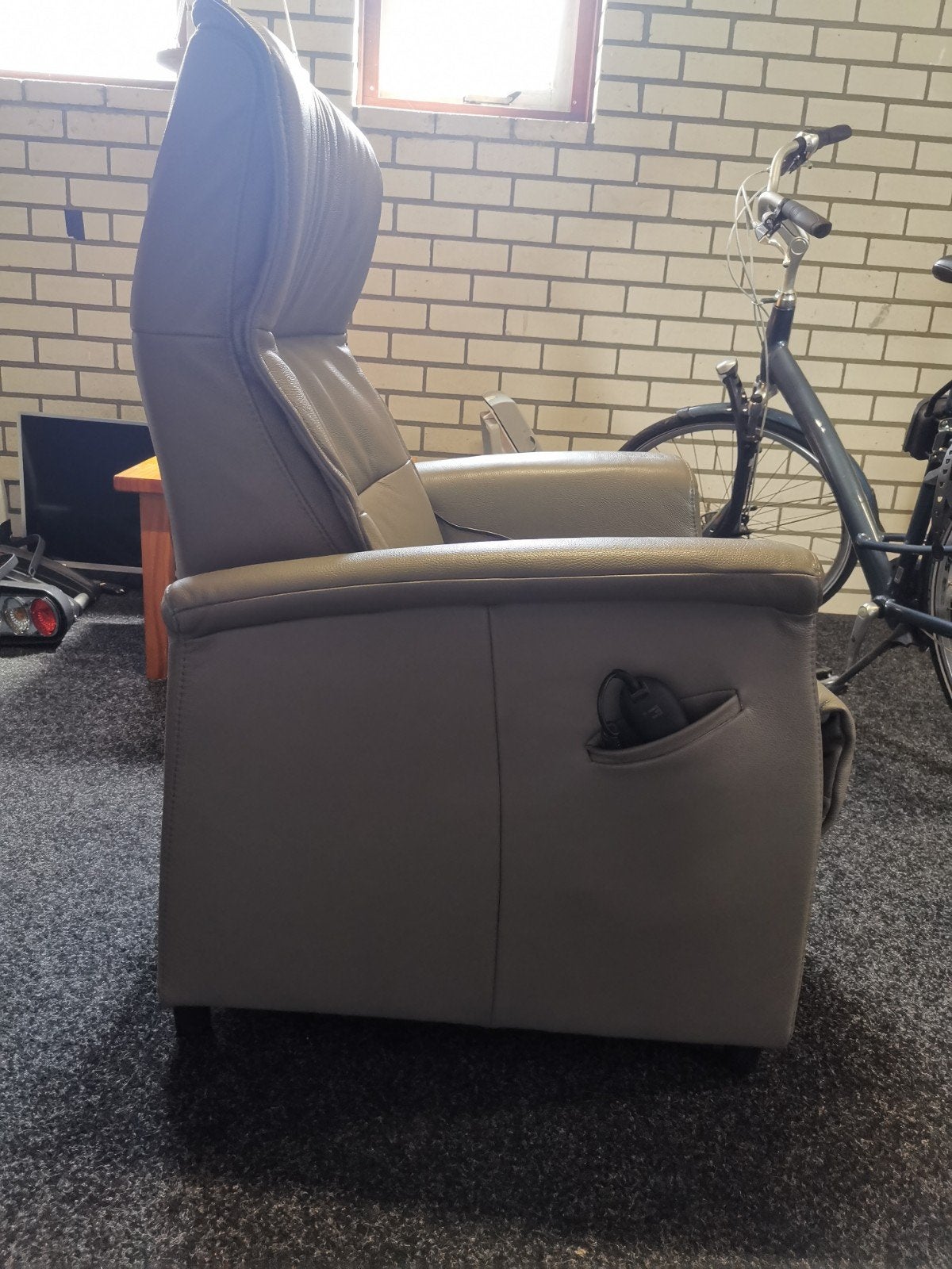 Comfortabele relaxfauteuil met elektrische verstelling, Ophalen, Modern, Comfortabel, Gebruikt, 75 tot 100 cm