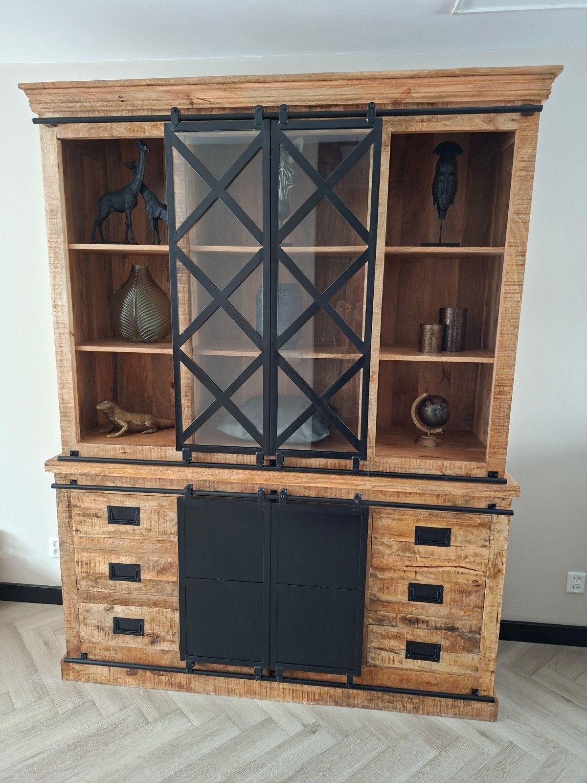 Mangohouten vitrinekast met schuifdeuren, Ophalen, Glas, Met deur(en), 200 cm of meer