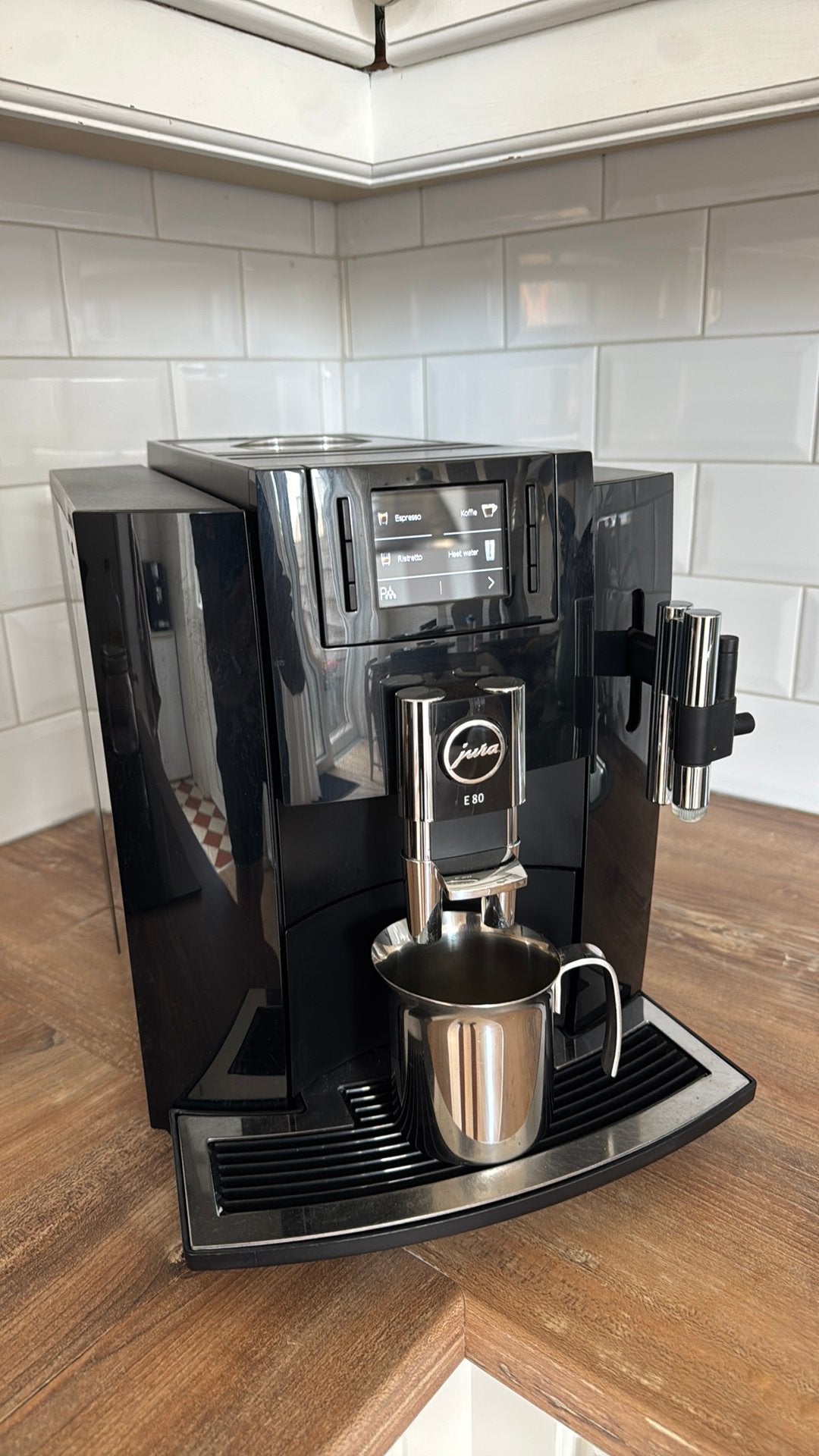 Mooie e8 in piano black, 10 kopjes of meer, Ophalen, Zo goed als nieuw, Koffiemachine