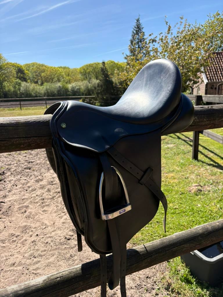 Dressuurzadel crown walsall 17,5 inch, Dieren en Toebehoren, Paarden en Pony's | Zadels, Ophalen of Verzenden, Zo goed als nieuw