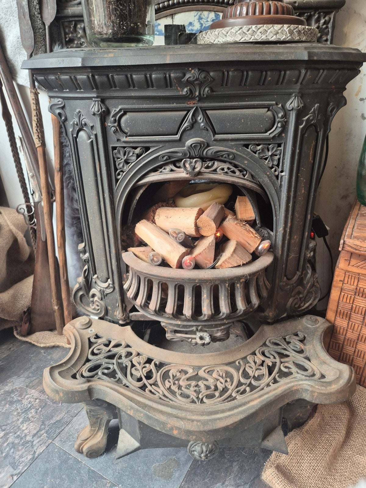 Antiek gietijzeren hout kachel met haardscherm en achterwand, Huis en Inrichting, Ophalen, Gebruikt, Houtkachel, Vrijstaand