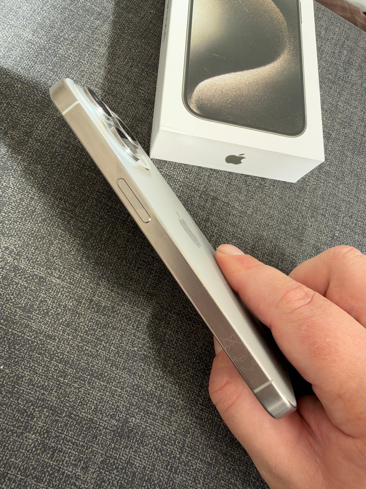 Foto 7 van Apple iPhone 15 Pro 128GB Natural Titanium - Zeer goed