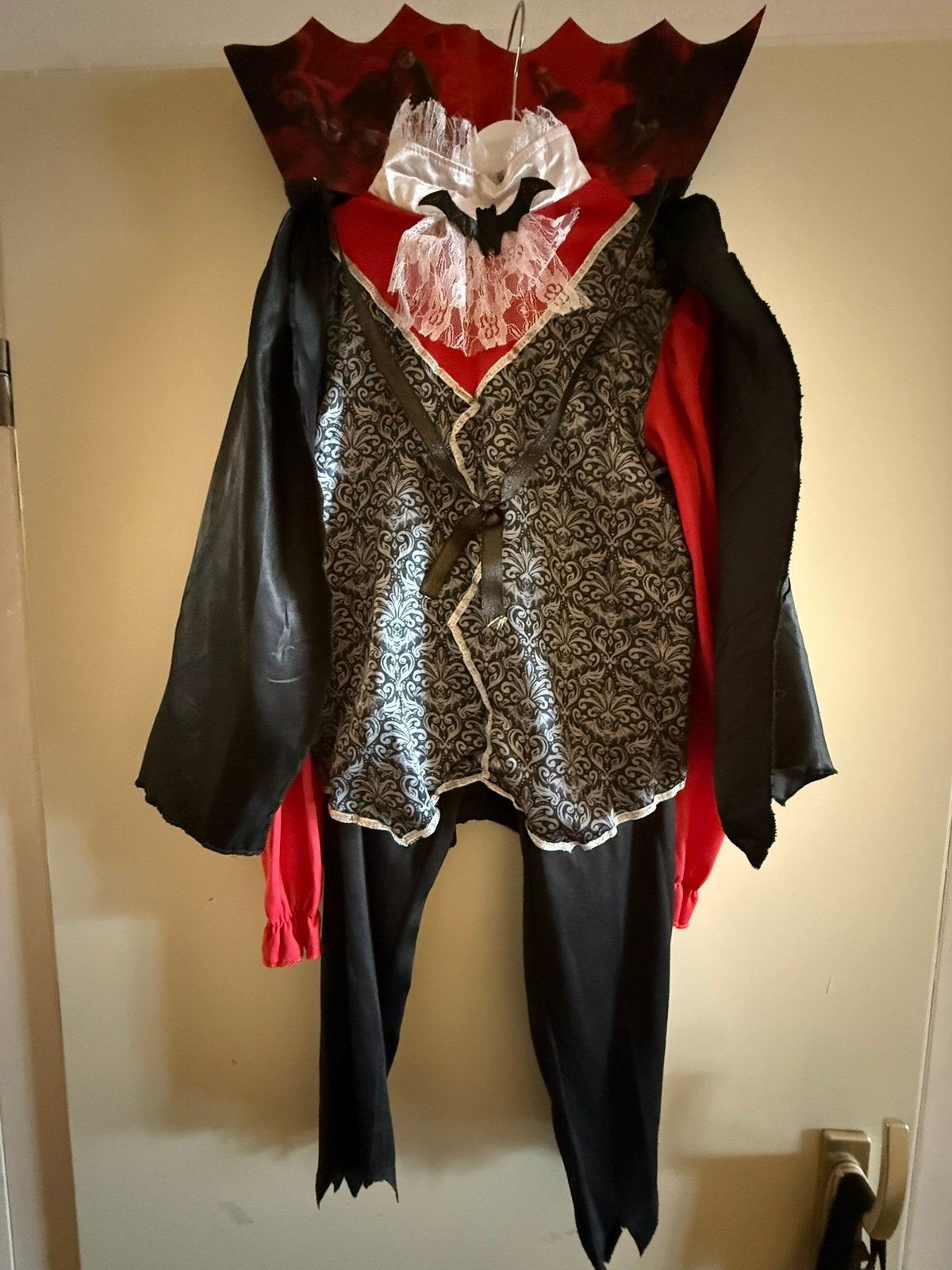 Dracula kostuum, Kleding | Heren, Carnavalskleding en Feestkleding, Ophalen of Verzenden, Zo goed als nieuw, Overige maten