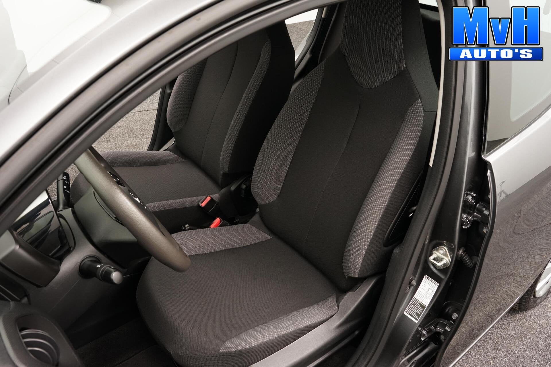 Toyota Aygo 1.0 VVT-i x-fun|AIRCO|BLUETOOTH|ORGNL|LED|DAB, Voorwielaandrijving, Stof, Gebruikt, Euro 6