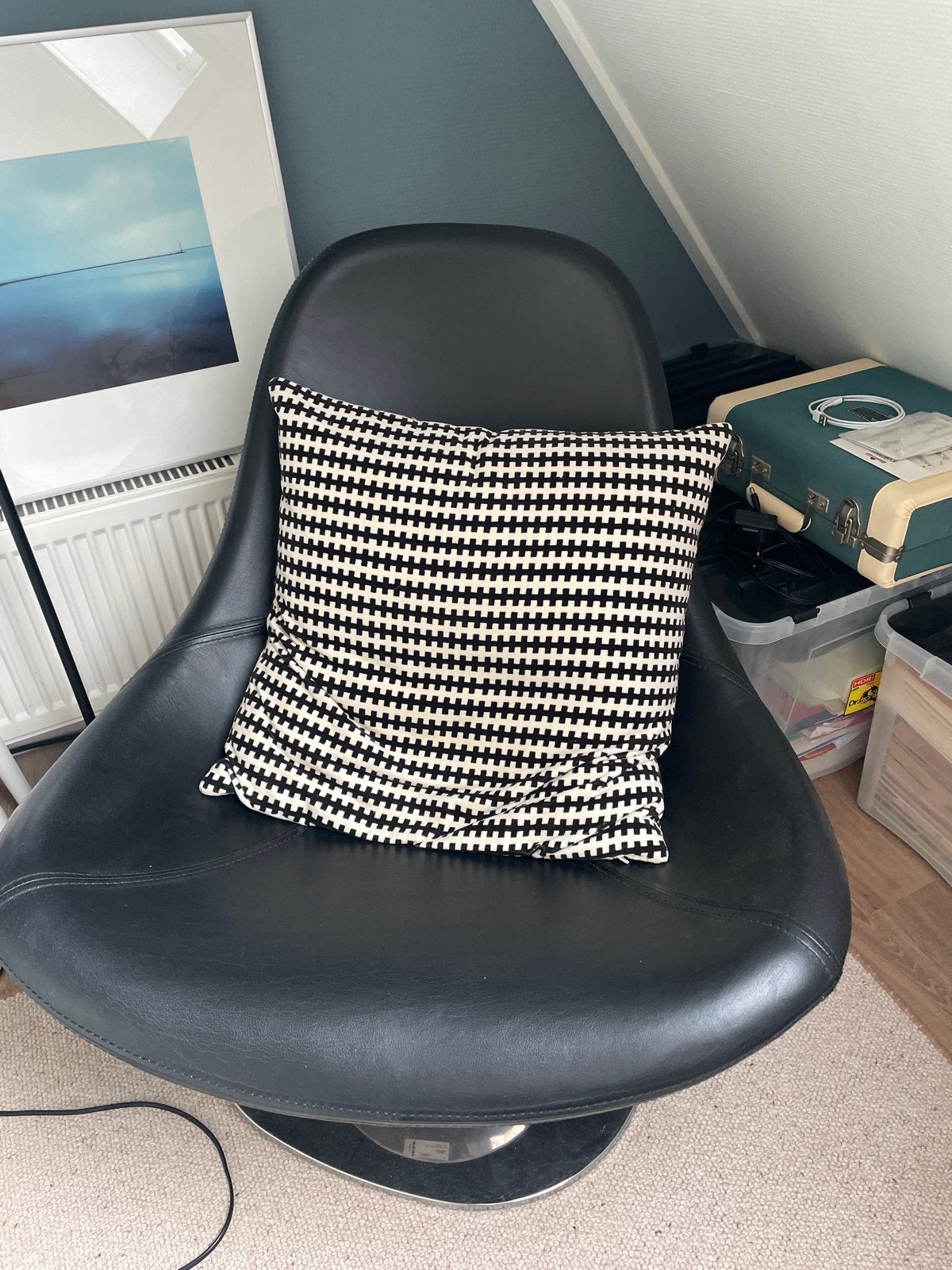 Zwarte leren design fauteuil met draaivoet Tirup IKEA, Ophalen, Gebruikt, Zwart, Leer