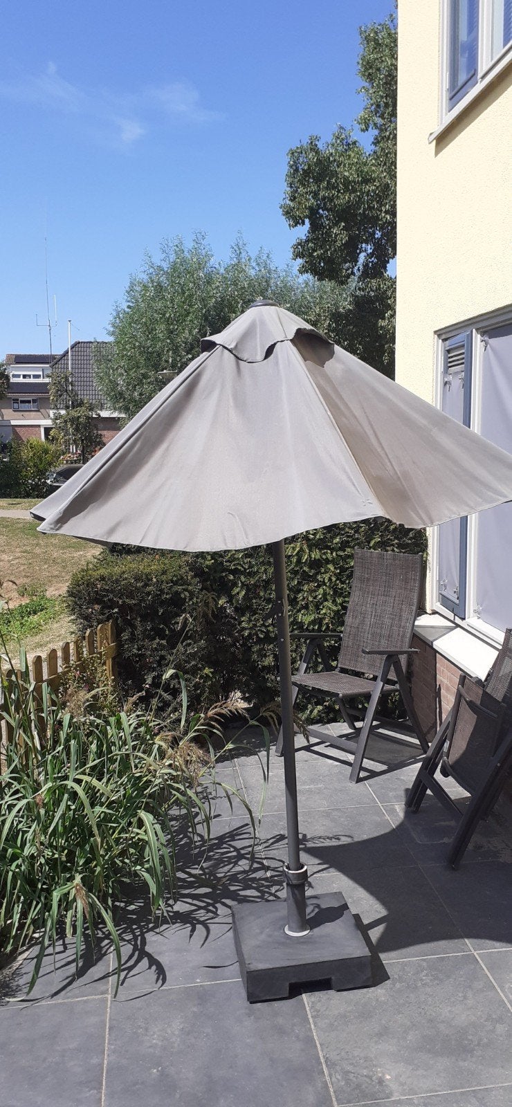 Parasol kantelbaar inclusief betonvoet, Tuin en Terras, Parasols, Ophalen, Zo goed als nieuw, Verstelbaar, 1 tot 2 meter