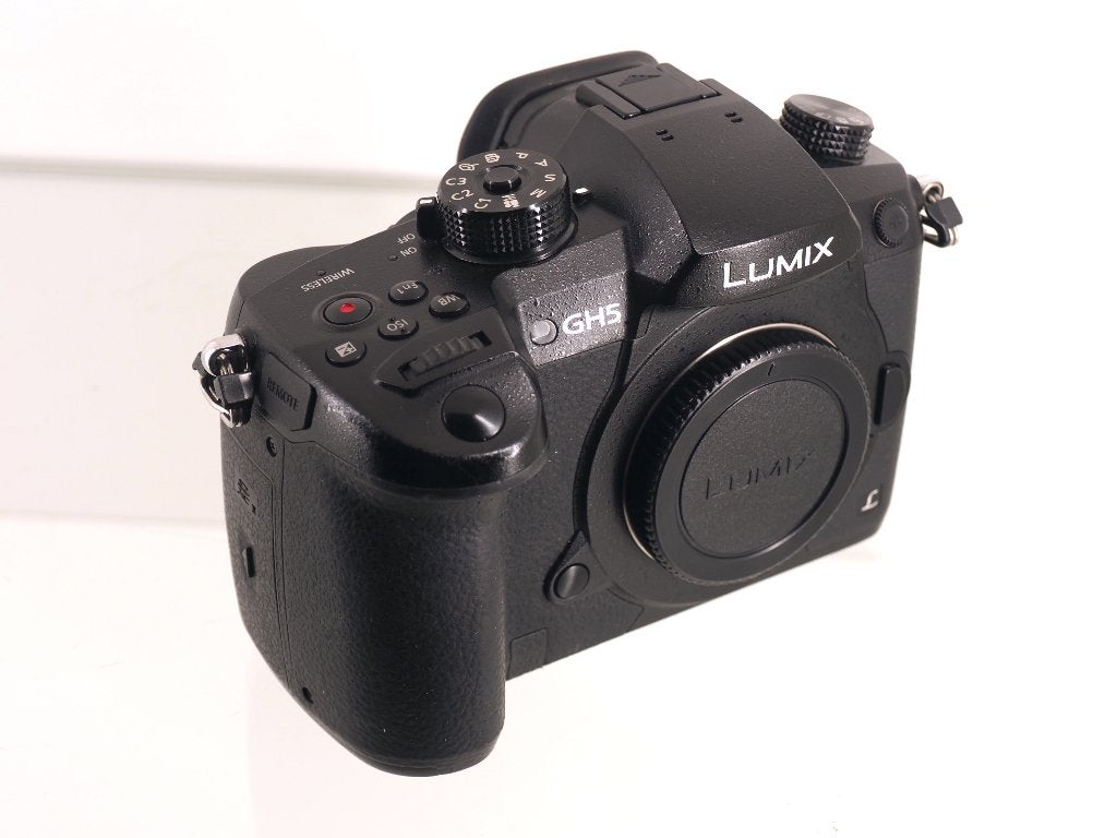PANASONIC lumix GH-5 met slechts 7712 clicks!, Audio, Tv en Foto, Fotocamera's Digitaal, Gebruikt, Panasonic, Draagriem, Kantelbaar/draaibaar scherm
