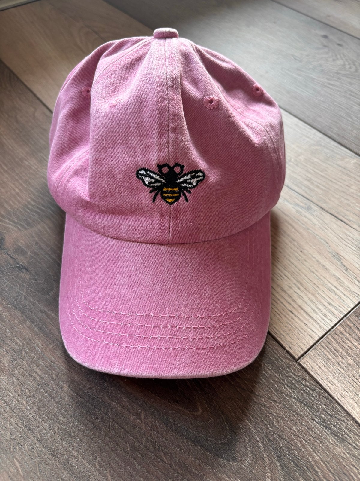 Roze pet met bijenborduurwerk, Kleding | Dames, Hoeden en Petten, Ophalen of Verzenden, Nieuw, One size fits all, Pet