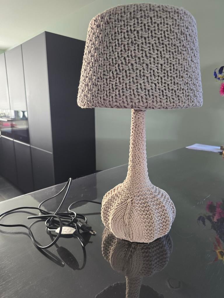 Gehaakte tafellamp in taupe en grijs, Ophalen of Verzenden, Minder dan 50 cm, Overige materialen, Handgemaakt, Bohemien, Modern
