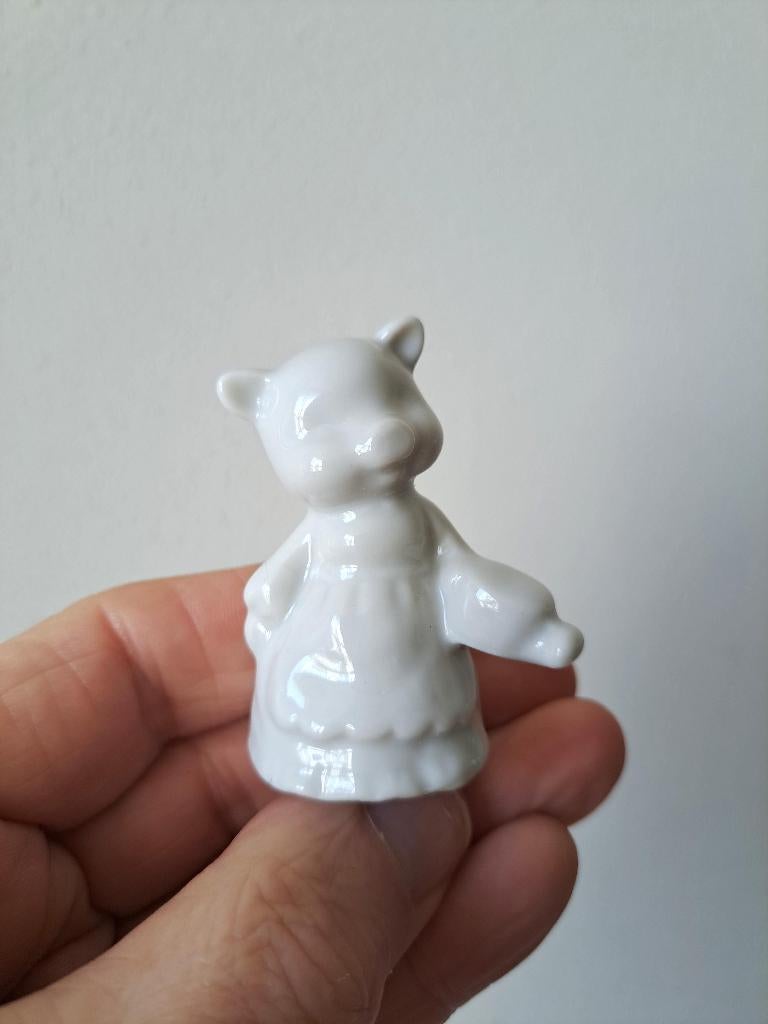 Varken met theepot, porseleinen 4x2.5x6cm, Ophalen of Verzenden, Zo goed als nieuw, Boerderijdier, Beeldje of Figuurtje