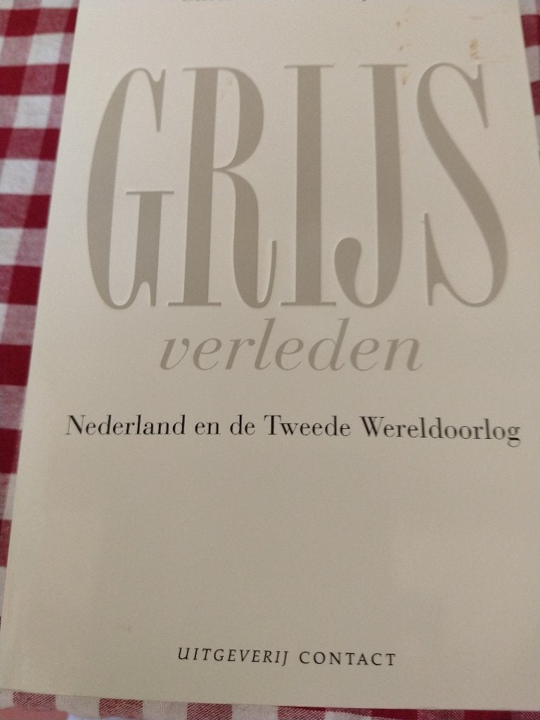 Grijs nederland in de 2e wereldoorlog chris van der heij, Ophalen of Verzenden, Tweede Wereldoorlog, Gelezen, Overige onderwerpen