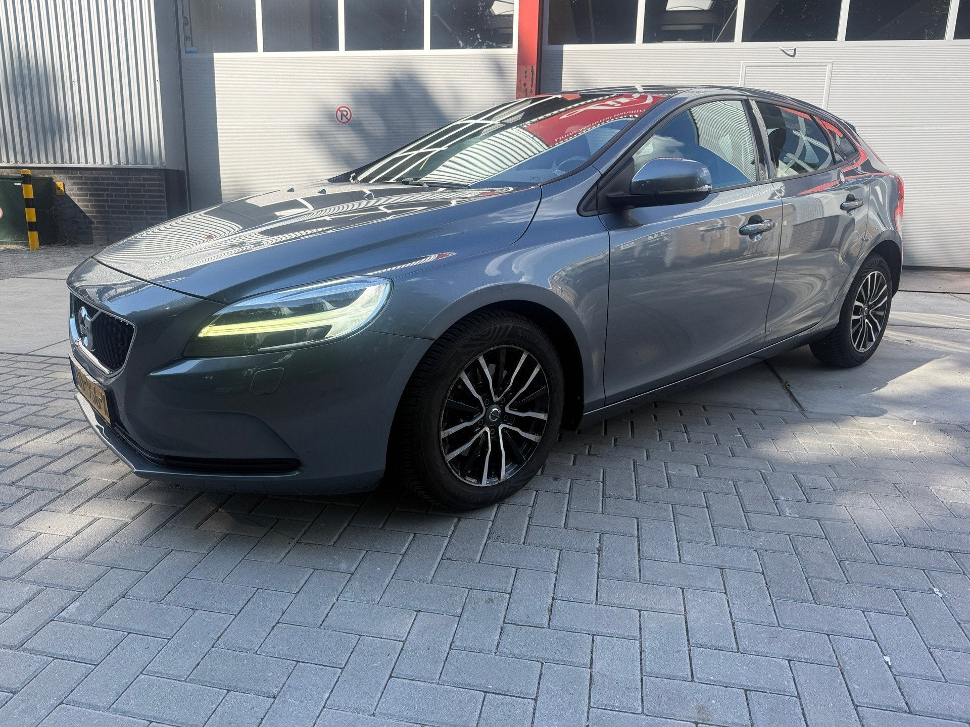 Volvo V40 2.0 T2 Nordic+, Auto's, Volvo, Voorwielaandrijving, Gebruikt, Euro 6, 4 cilinders
