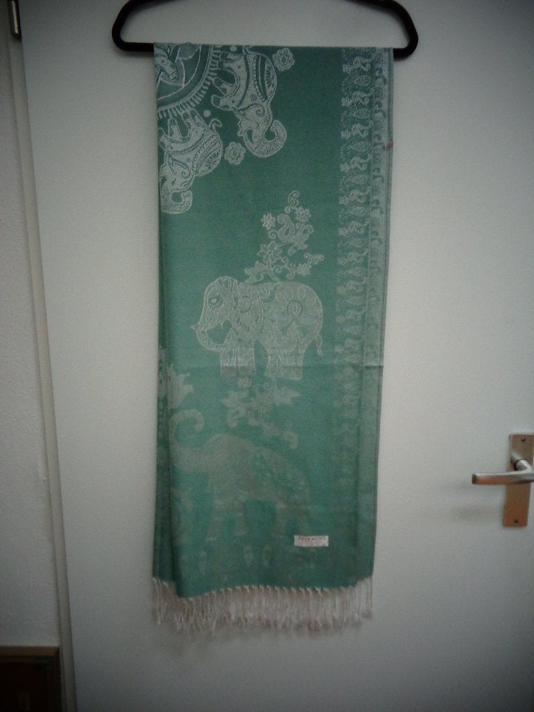 Pashmina lange sjaal, mintgroen en zilver decor olifanten, Maat 46/48 (XL) of groter, Ophalen of Verzenden, Zo goed als nieuw