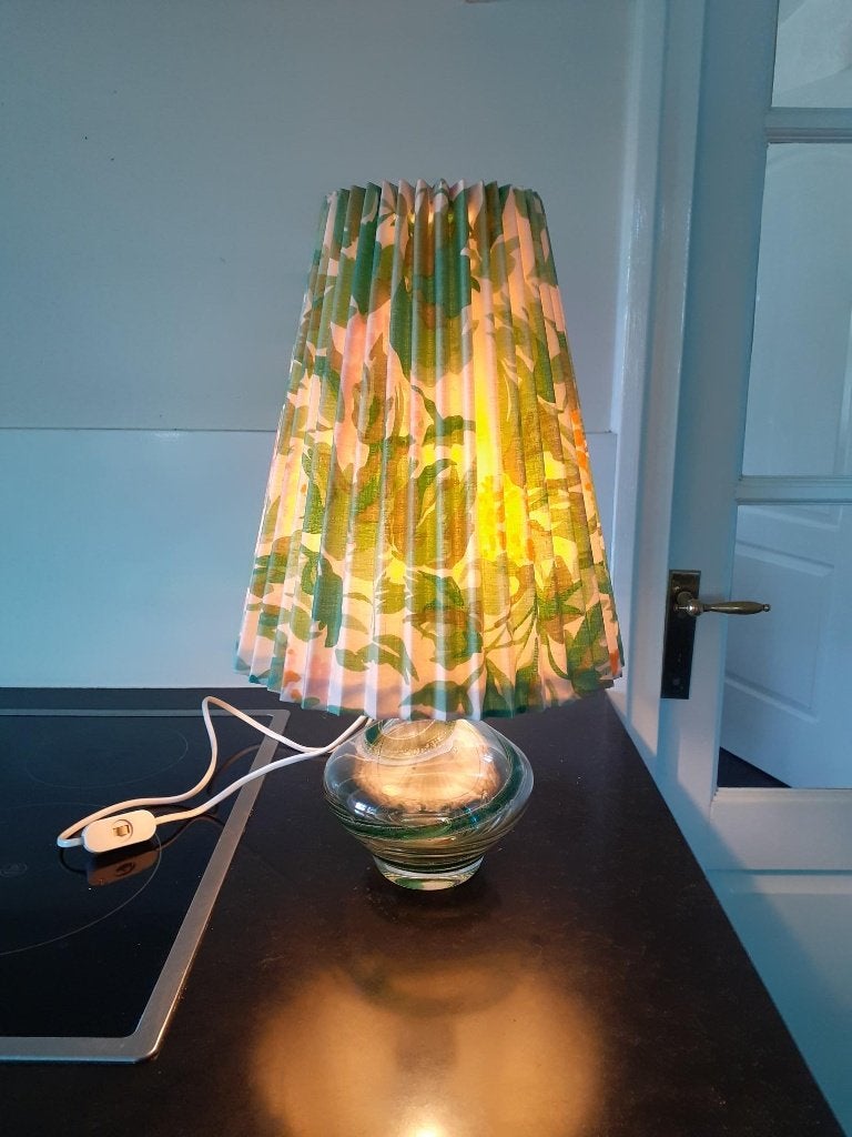 Vintage tafellamp swirl/spiraal & plisse bloemenkap, 49 cm, Gebruikt, Overige merken, Vintage
