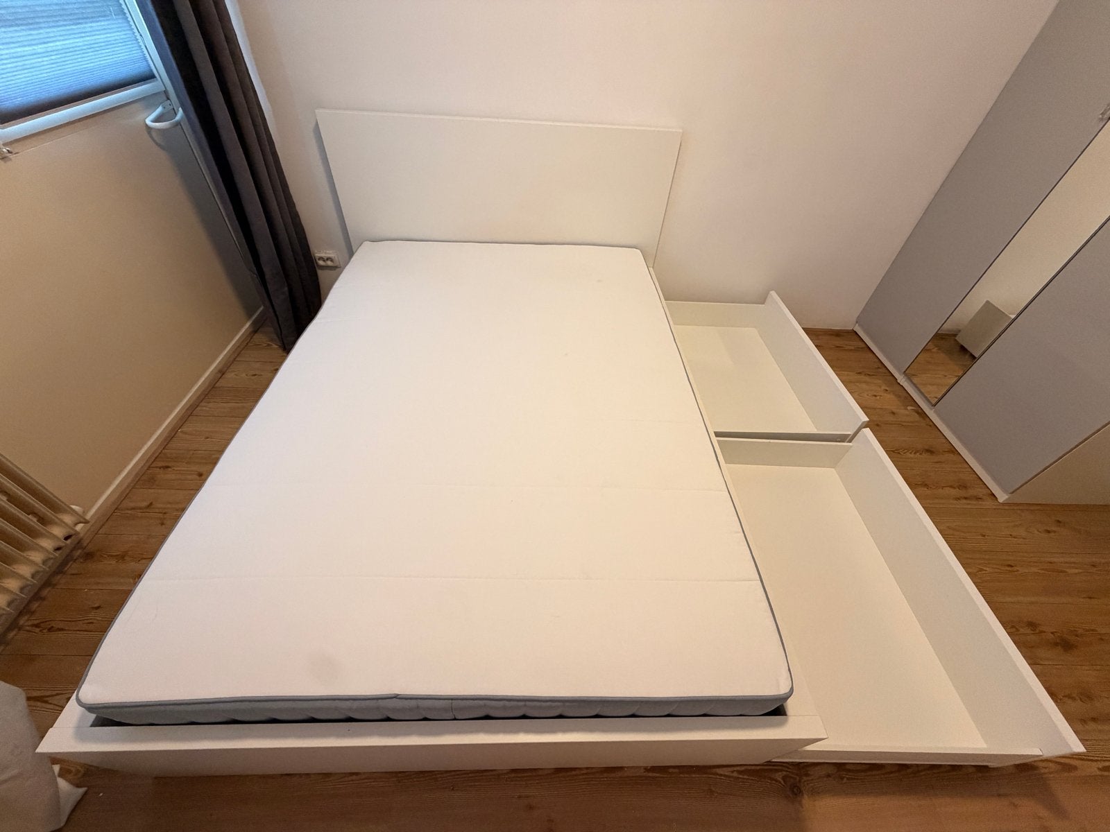 Tweepersoonsbed 140x200 cm IKEA MALM wit 2 opberglades, Wit, Tweepersoons, Zo goed als nieuw, 200 cm