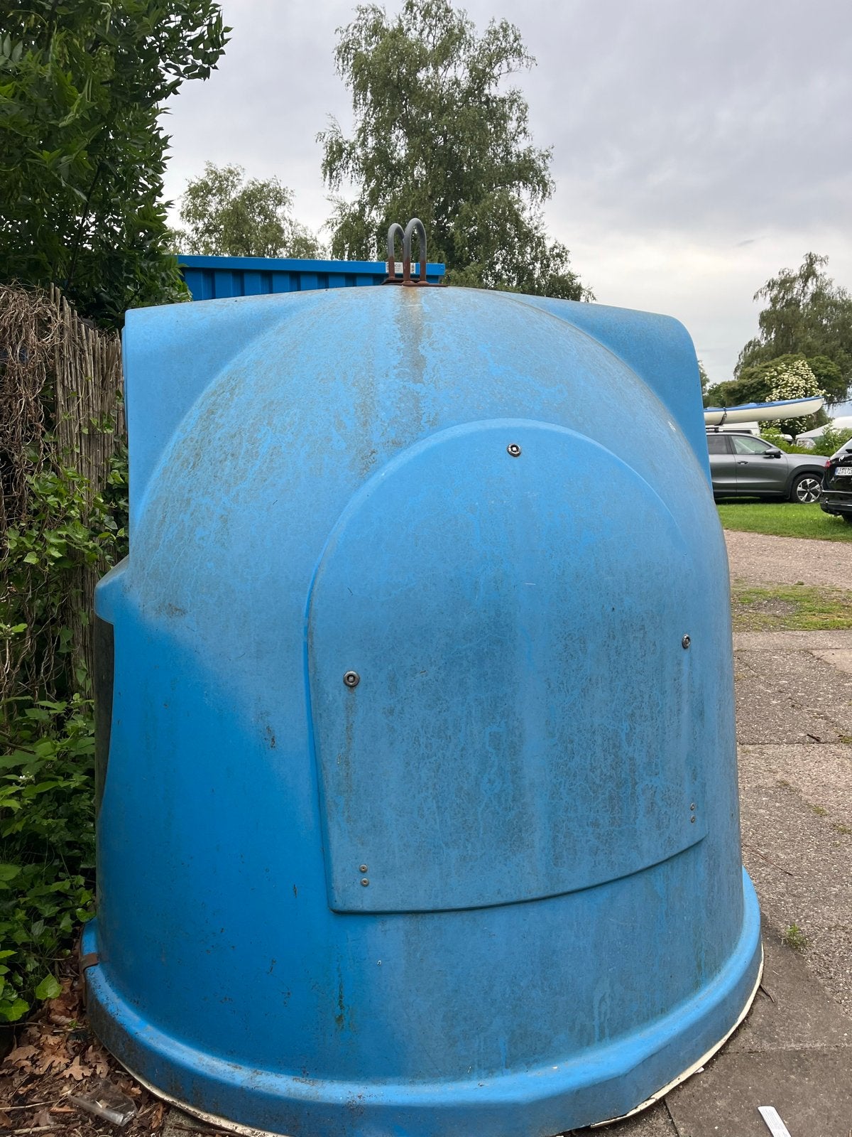 Grote blauwe container voor oud papier, Ophalen