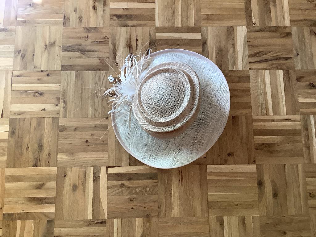 Chique beige dameshoed, Ophalen of Verzenden, Zo goed als nieuw, 56 of 57 cm (M, 7 of 7⅛ inch), Hoed