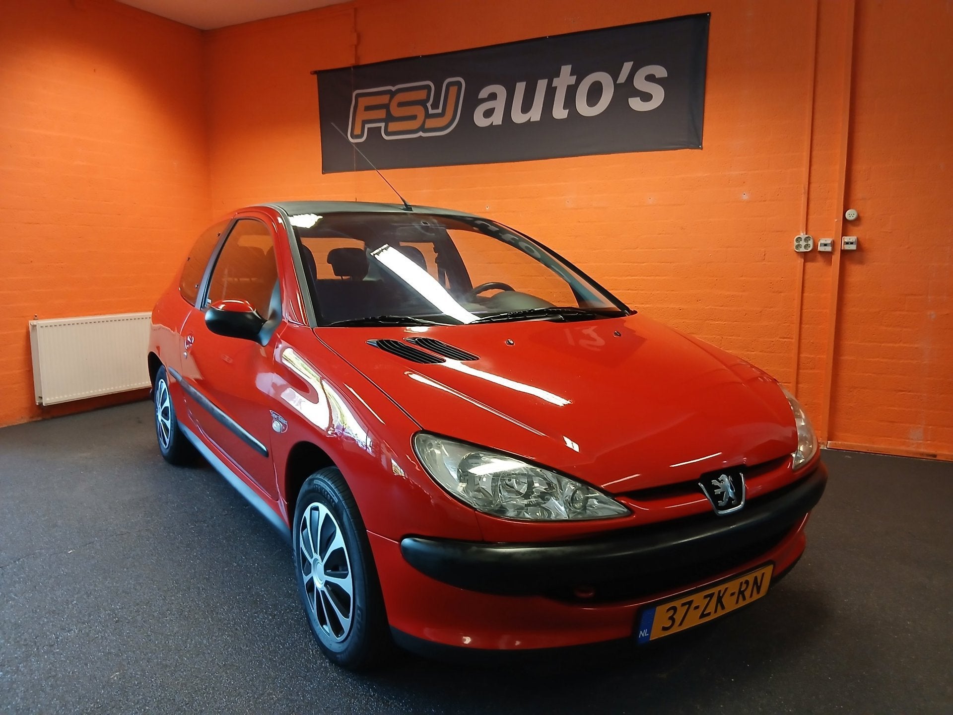 Peugeot 206 1.4 / 3 DEURS / X-LINE / AIRCO / APK 23-07-2027!, Auto's, Voorwielaandrijving, Stof, 4 cilinders, Bedrijf