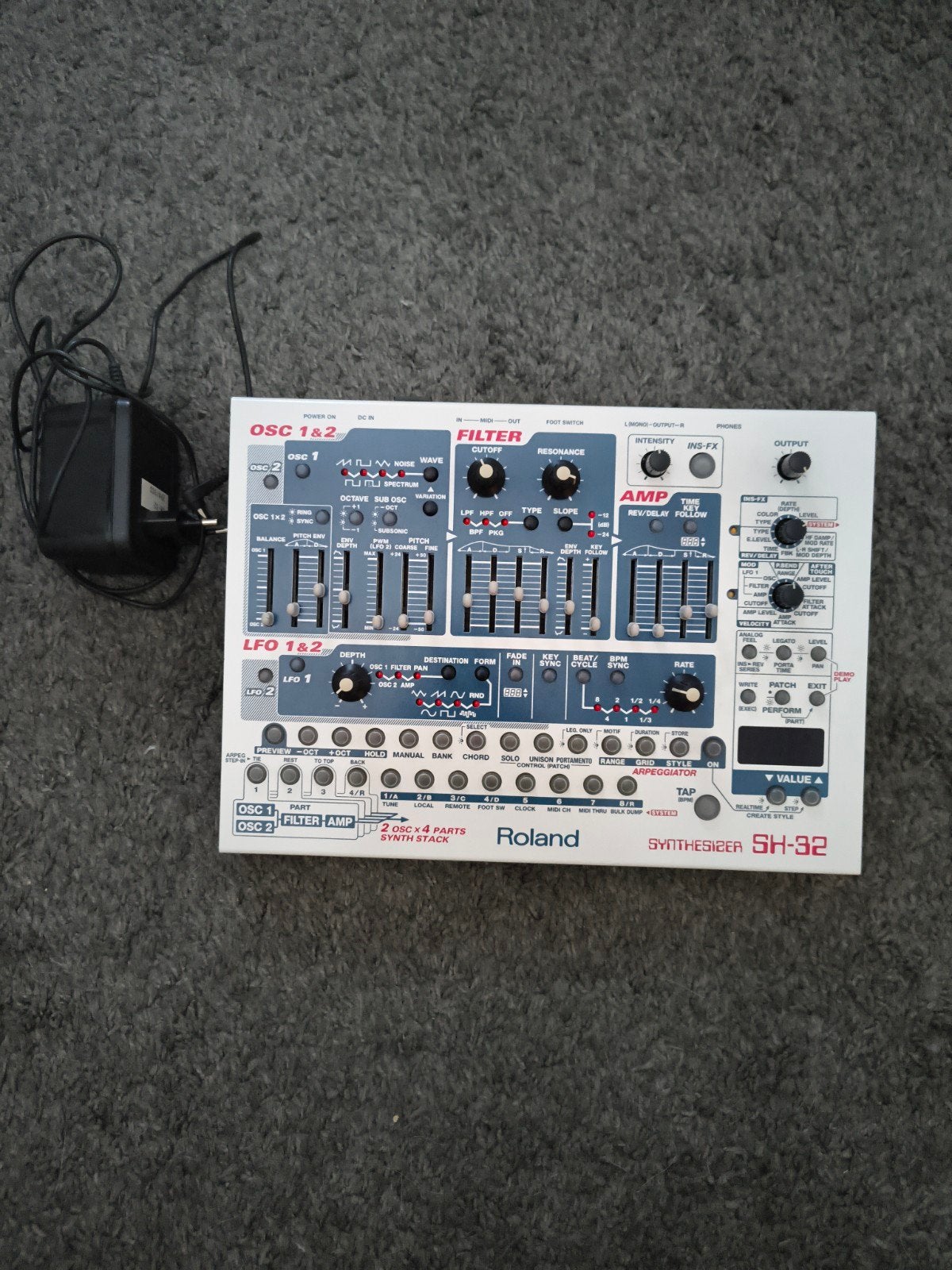 Roland SH-32 Synthesizer met adapter, Muziek en Instrumenten, Synthesizers, Ophalen of Verzenden, Zo goed als nieuw, Overige aantallen