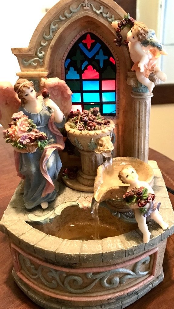 Beeld  fontein engeltjes met rozen/ religieus, Ophalen