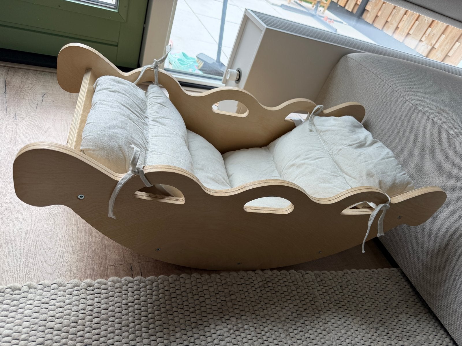 Houten schommelwieg met bekleding - tijdloos ontwerp, Kinderen en Baby's, Babywiegjes en Ledikanten, Ophalen, Zo goed als nieuw