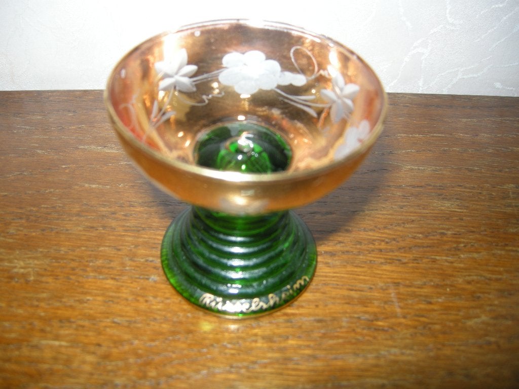 Oud antiek klein groen glaasje met goud afbeelding.., Ophalen of Verzenden