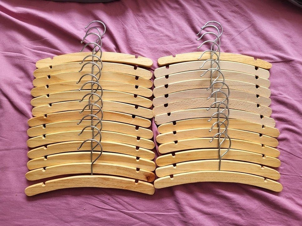 26 houten kledinghangers voor kinderkleding, Ophalen, Gebruikt