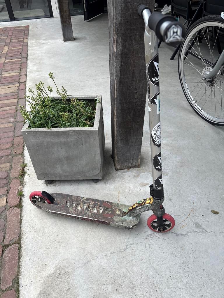 Stuntstep met stickers en gebruikssporen, Fietsen en Brommers, Steps, Ophalen of Verzenden, Gebruikt, Gewone step