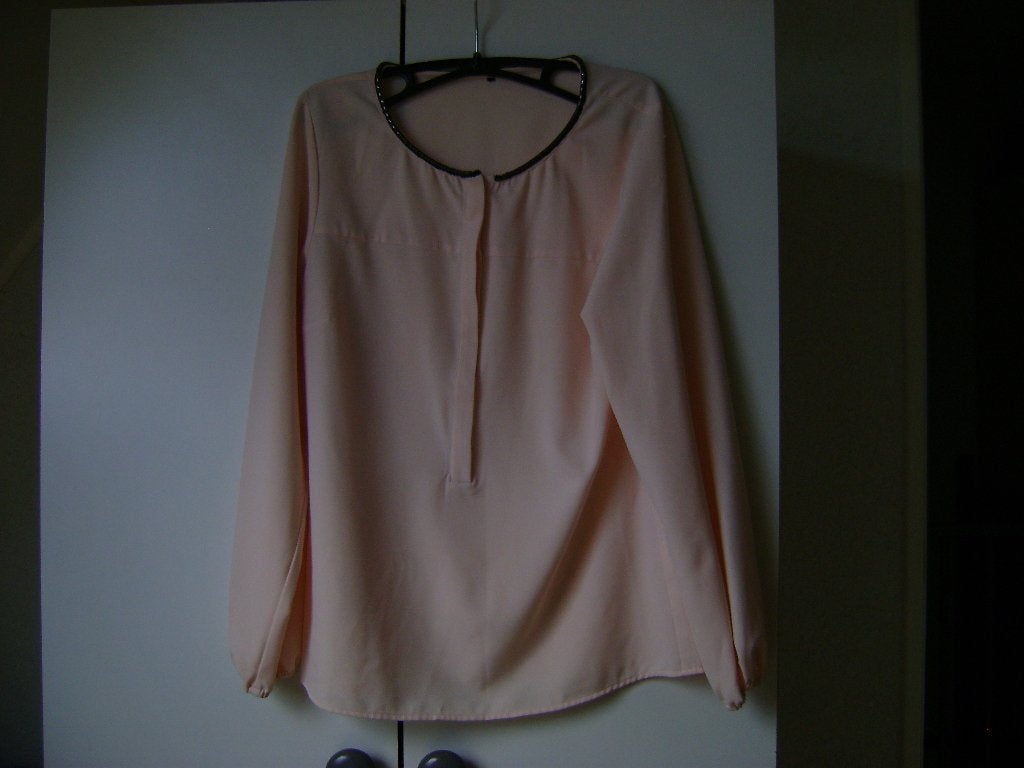 zalm kleurige blouse lange mouw mt38 zwart biesje 5 knoopjes, Ophalen of Verzenden, Zo goed als nieuw, Maat 38/40 (M), Roze