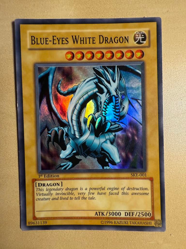 Blue-Eyes White Dragon 1st edition (HOLO/SKE), Hobby en Vrije tijd, Verzamelkaartspellen | Yu-gi-Oh!, Ophalen, Gebruikt, Losse kaart