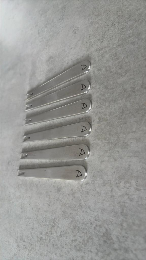 Design Set van 6 metalen olijfvorkjes met letter A= Auerhahn, Ophalen of Verzenden, Zo goed als nieuw, Overige materialen, Bestek