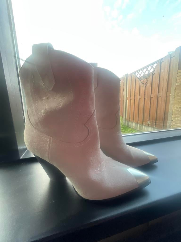 Lola Cruz- Enkellaarsjes met hak (maat 38), Kleding | Dames, Schoenen, Ophalen of Verzenden, Zo goed als nieuw, Beige