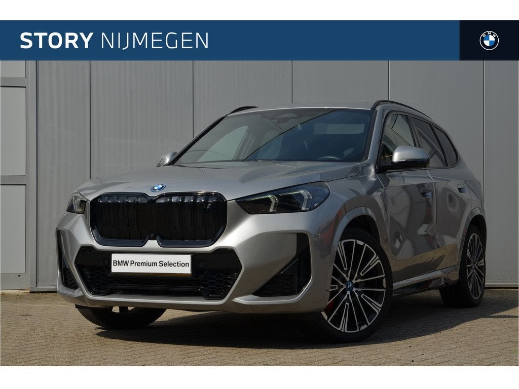 BMW iX1 xDrive30 M Sport / Panoramadak / Trekhaak / Adaptiev