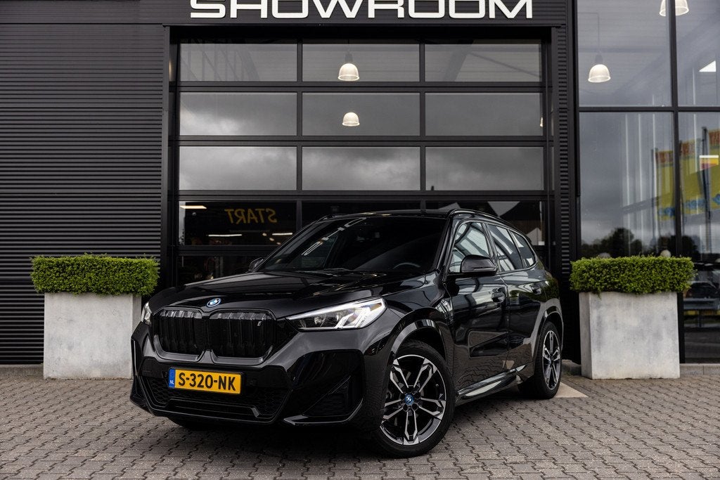 BMW IX1 XDrive30 M-Sport 67 kWh NL Auto, Pano, Trekhaak, Ful, Auto's, BMW, Automaat, Gebruikt, Zwart, Vierwielaandrijving