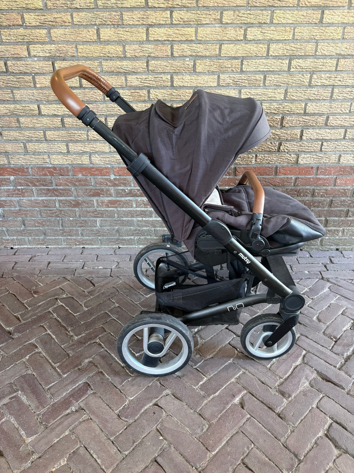 Mutsy Nio Kinderwagen Zwart met Cognac - Complete Set, Ophalen, Gebruikt, Combiwagen, Met reiswieg