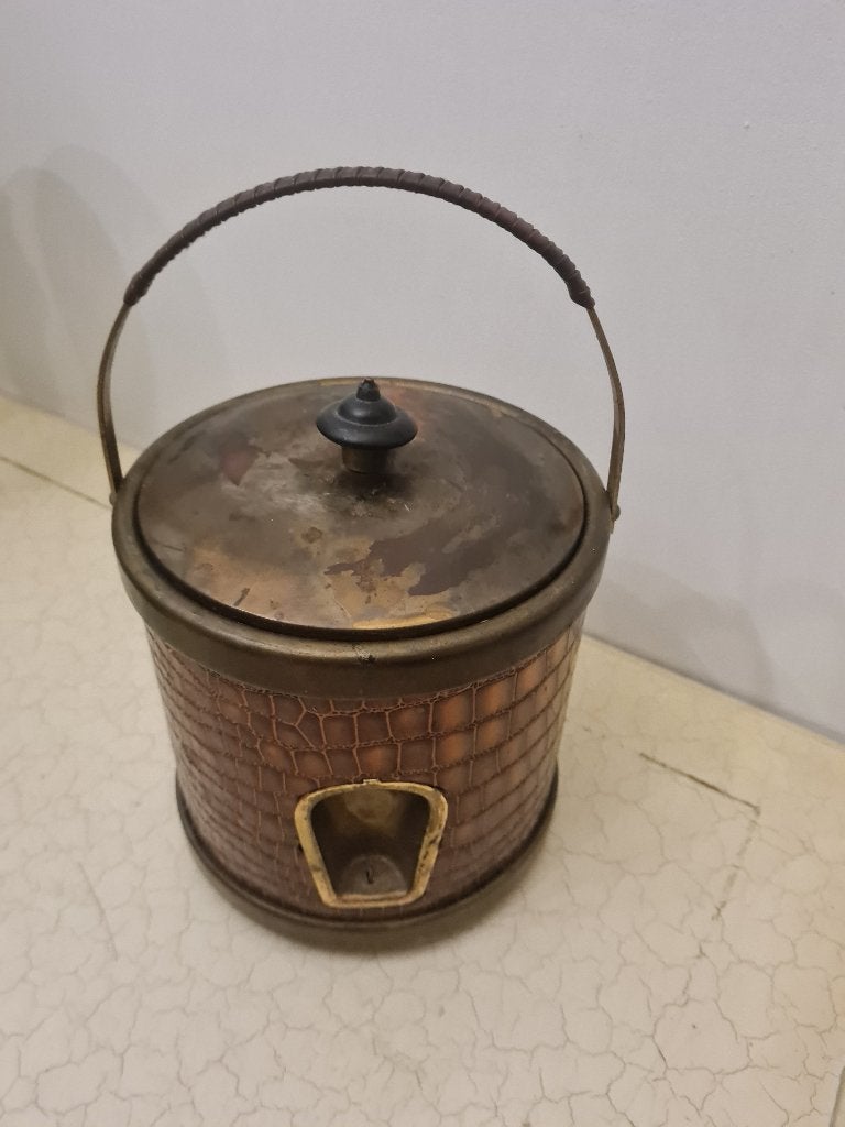 Zeer oude koperen met rattan ijsemmer