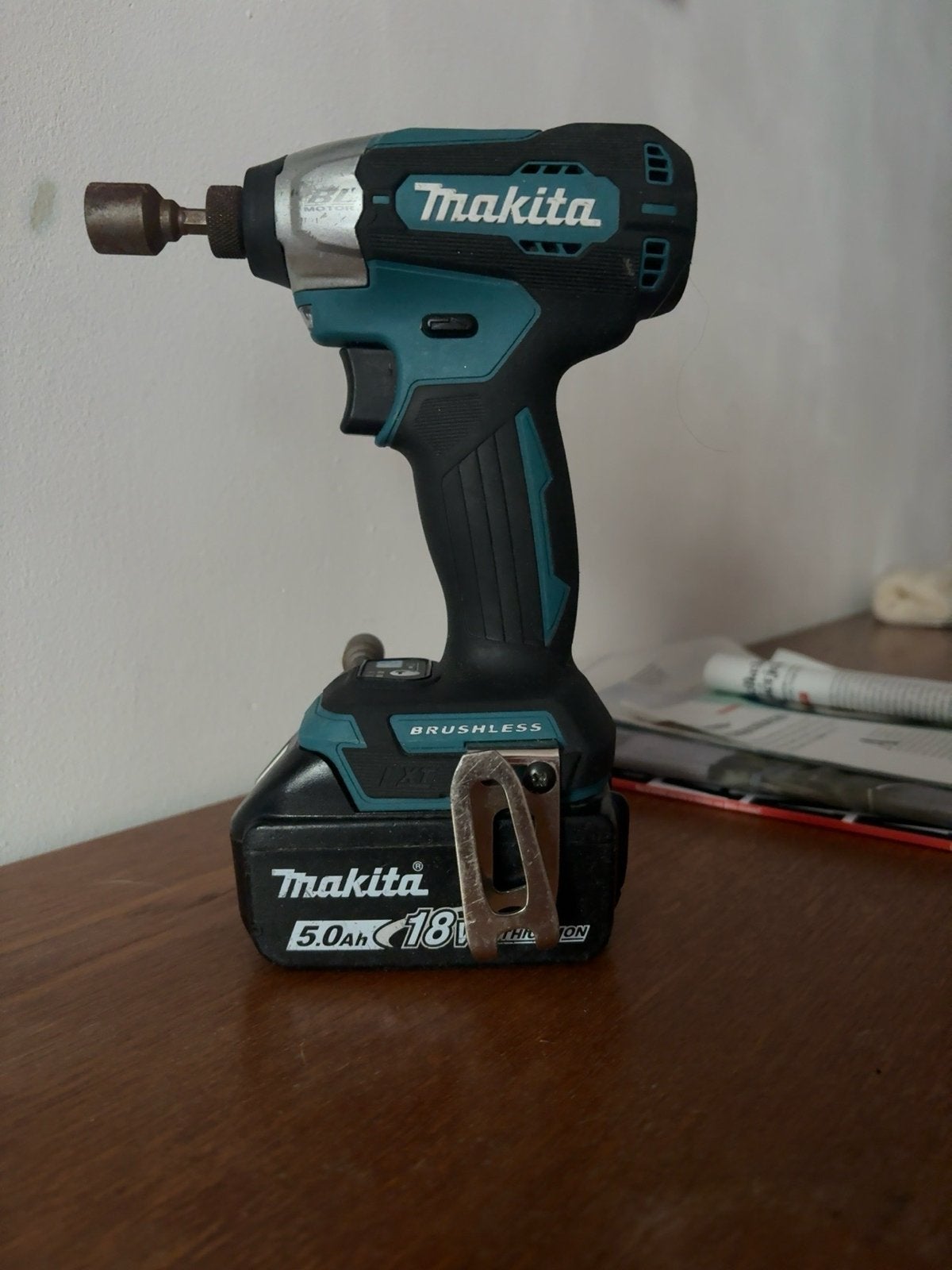 Makita DTD157Z 18V LXT Brushless slagschroevendraaier + accu, Gebruikt, Variabele snelheid, Ophalen of Verzenden, Boor- en Schroefmachine