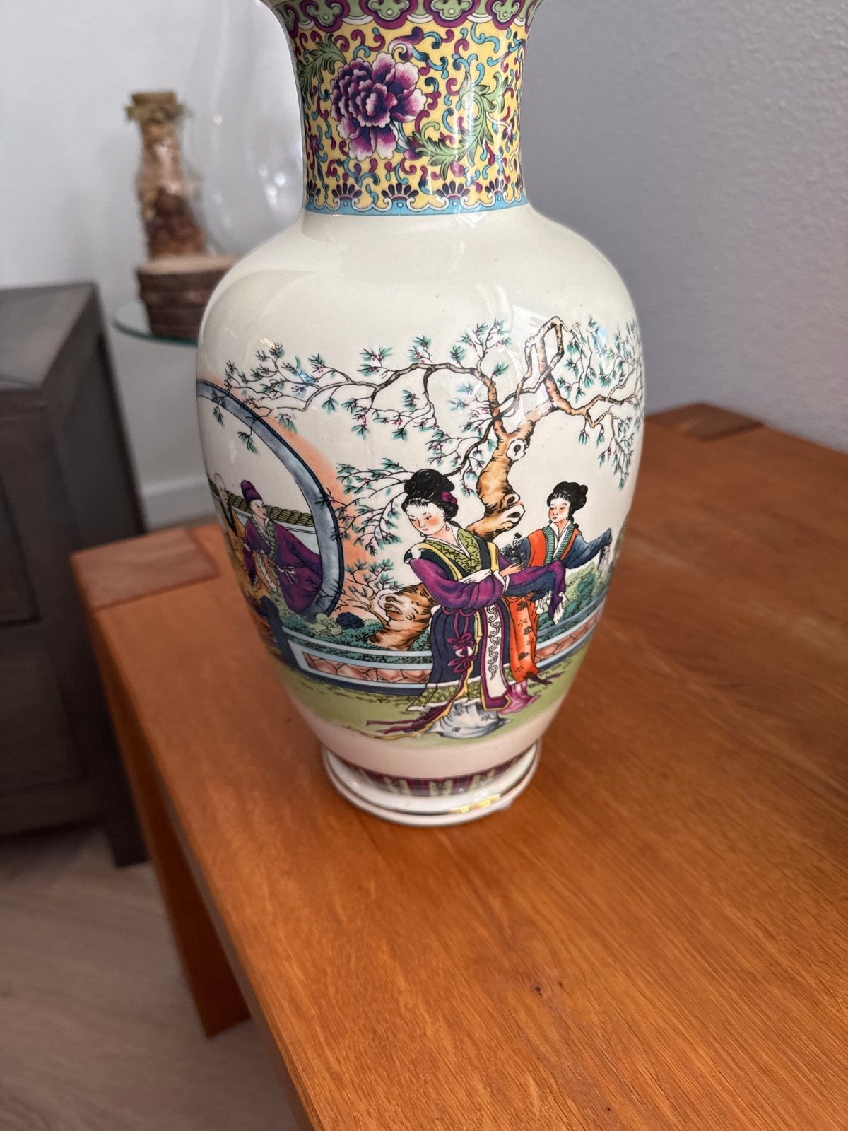 Antieke Chinese vaas met handgeschilderde figuren, Ophalen of Verzenden