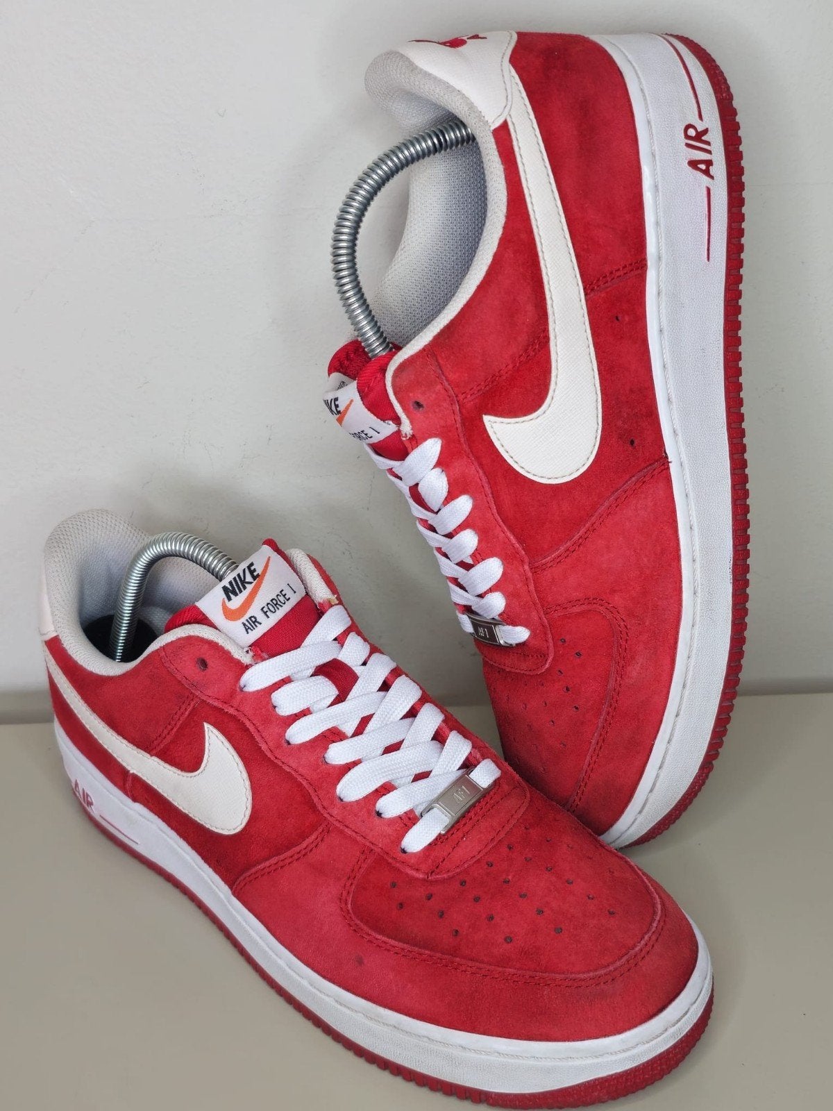 Nike Air Force 1 Suede Rood Wit - US 9.5, Kleding | Heren, Schoenen, Ophalen of Verzenden, Zo goed als nieuw, Nike Air Force, Wit
