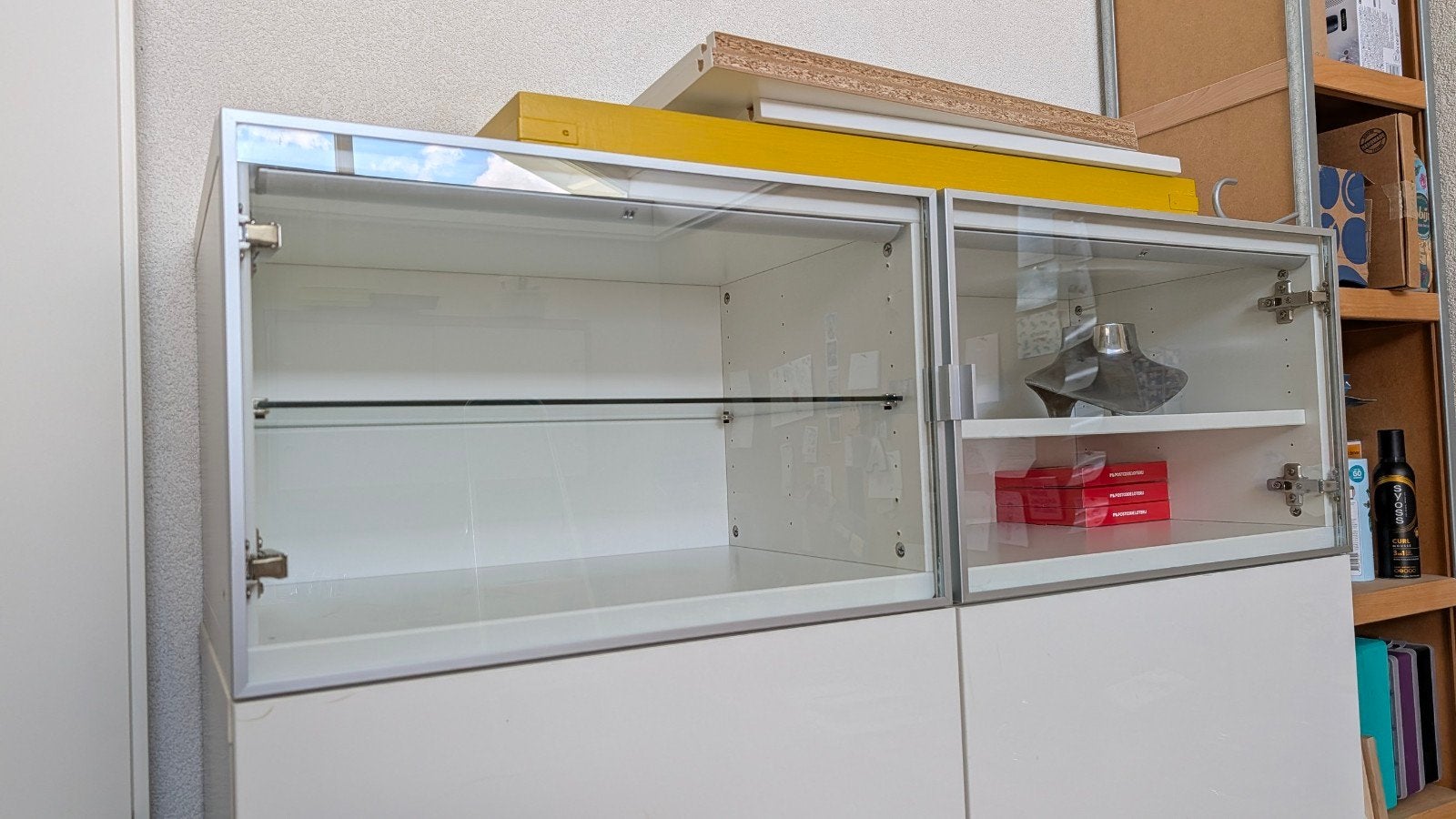 IKEA glazen deurtjes met aluminium rand (2 stuks), Huis en Inrichting, Kasten | Vitrinekasten, Ophalen, Minder dan 50 cm, Zo goed als nieuw